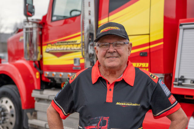 Remorqueur devant son camion de remorquage